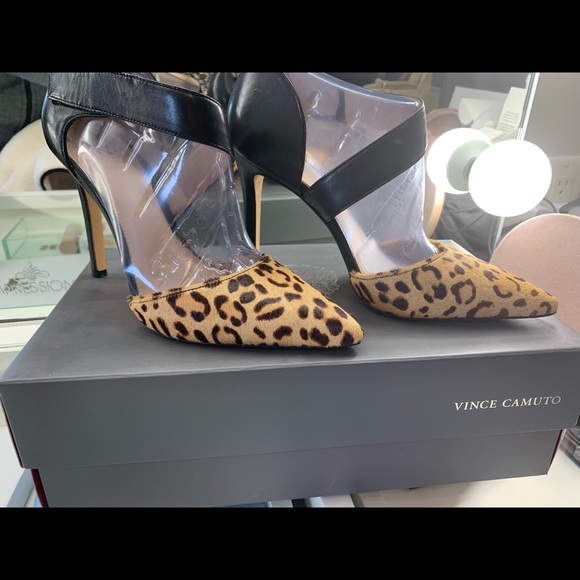 VINCE CAMUTO ASYMMETRICAL STRAP PUMP - Picture 4 of 4